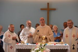 Monseigneur Percerou évêque de Nantes célèbre l'Eucharistie dans l'espace hospitalité du Centre Le Croisic